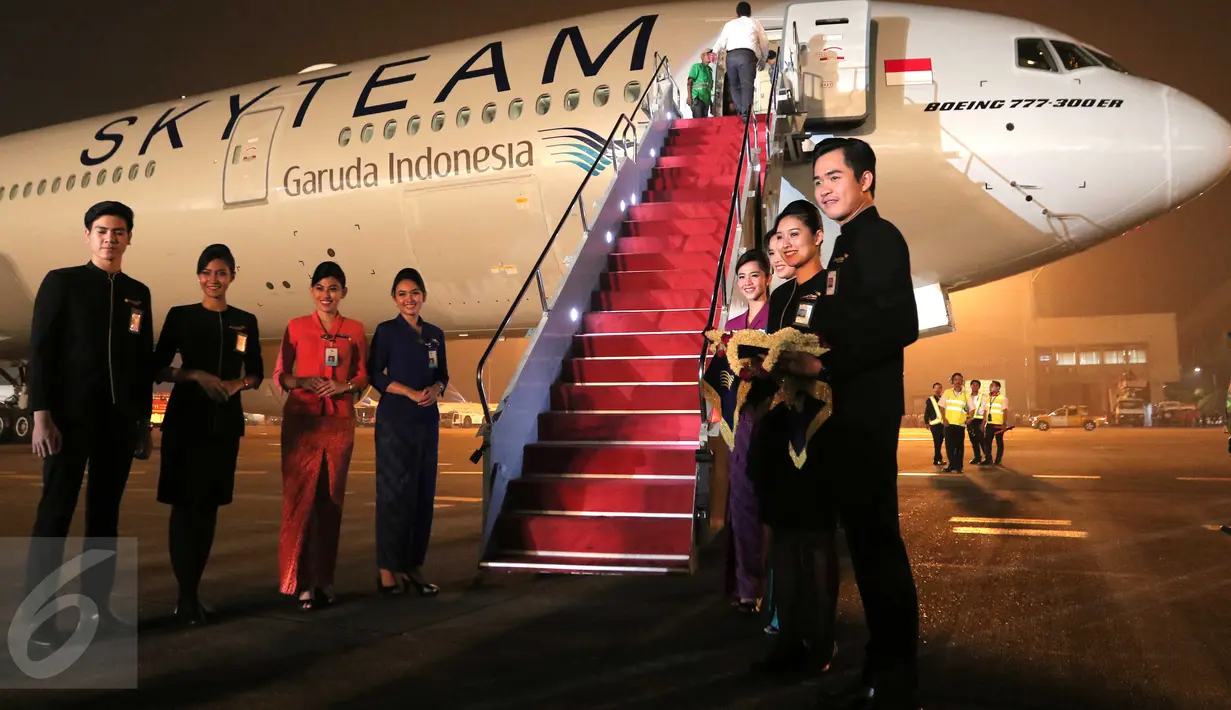 Kru bersiap menyambut penumpang di depan pesawat Boeing 777-300 ER di hanggar 4 GMF, Bandara Soekarno Hatta, Tangerang, Kamis (29/10). Garuda Indonesia menyambut kedatangan Boeing B777-300 ER dengan livery Skyteam yang ke-9. (Liputan6.com/Angga Yuniar)