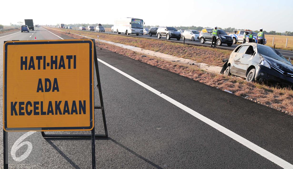 Sebuah papan pengumuman dipasang di area kecelakaan di Tol Cipali, Jawa Barat, Senin (13/7/2015). Mobil bernomor polisi D 1807 PB menabrak penanda jalan di Km 149+800. (Liputan6.com/Herman Zakharia)