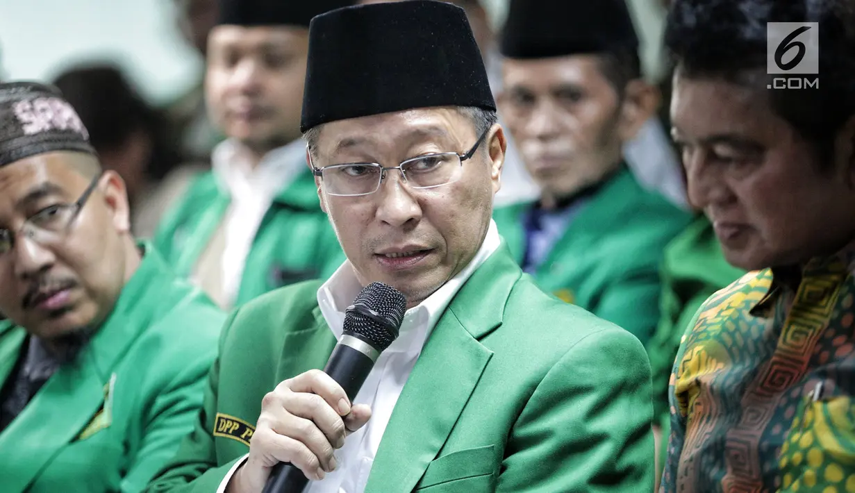 Ketua Umum PPP versi Muktamar Jakarta, Humphrey Djemat dalam jumpa pers di kantornya, Rabu (6/2). Humphrey mempertanyakan langkah PPP kubu Romahurmuziy yang melaporkannya karena dianggap menggunakan atribut partai tanpai izin. (Liputan6.com/Faizal Fanani)