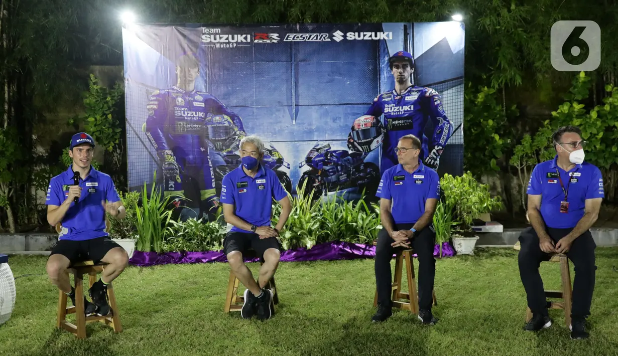 Pembalap Suzuki Ecstar, Joan Mir (kiri) saat Meet and Greet bersama pewarta di salah satu hotel di Kuta Mandalika, Nusa Tenggara Barat, Jumat (18/3/2022). Joan Mir menjawab sejumlah pertanyaan terkait rangkaian Pertamina Grand Prix of Indonesia atau MotoGP Mandalika.(Liputan6.com/Helmi Fithriansyah)