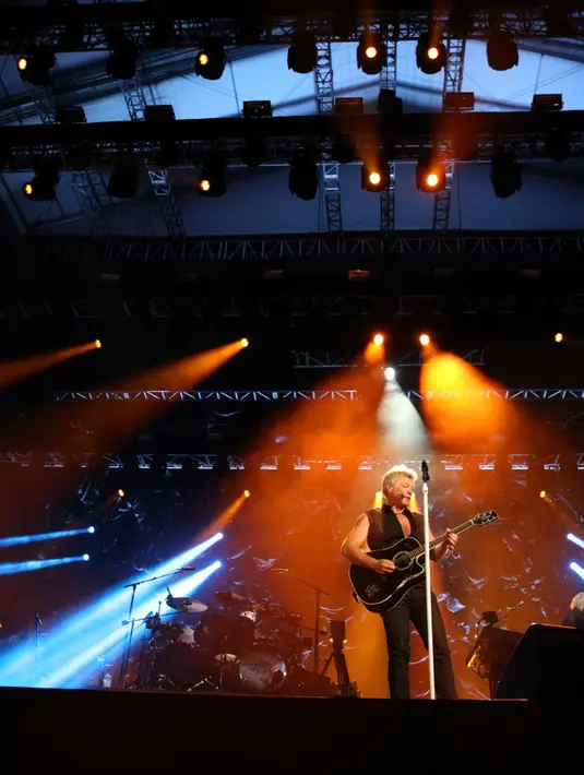 Aksi panggung Bon Jovi yang mampu menyihir para penonton ini juga didukung oleh tata panggung sampai tata cahaya yang memaksimalkan aksi band rock asal New Jersey, Amerika ini. (Foto: Faizal Fanani/Liputan6.com)