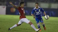 Pemain Persib, Tantan (kanan), berusaha melewati pemain Bali United dalam laga persahabatan di Stadion Siliwangi, Bandung, Sabtu (13/2/2016). (Bola.com/Vitalis Yogi Trisna) 