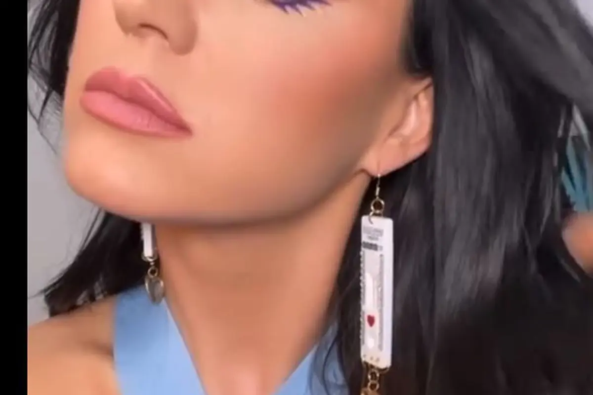 Katy Perry Bikin Heboh, Kenakan Sepasang Anting Berbahan Alat Tes Antigen Bekas