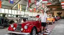 Foto yang diambil pada 14 Oktober 2025 ini menunjukkan Jos Dharmawan, pengusaha dan pendiri Museum Mobil Antik Kebon, berpose di samping Morgan Plus 8 tahun 1990 di antara koleksi mobil klasiknya di museumnya di Bali. Inilah garasi impian Jos Dharmawan, seorang kolektor yang telah menyulap ruang privatnya menjadi sebuah museum hidup, untuk ratusan mobil klasik dan antik. (Dicky Bisinglasi/AFP)