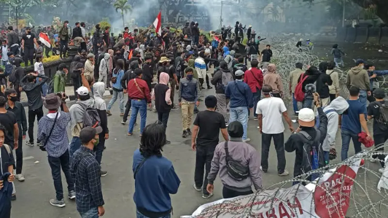 Lempar Petasan Sampai Mobil Terbakar Warnai Demo Tolak Omnibus Law di Kota Malang