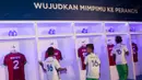 Anak-anak peserta final Aqua Danone Nations Cup 2016 melihat-lihat baju yang bertuliskan nama eks peserta yang kini sudah menjadi pemain nasional. (Bola.com/Vitalis Yogi Trisna)