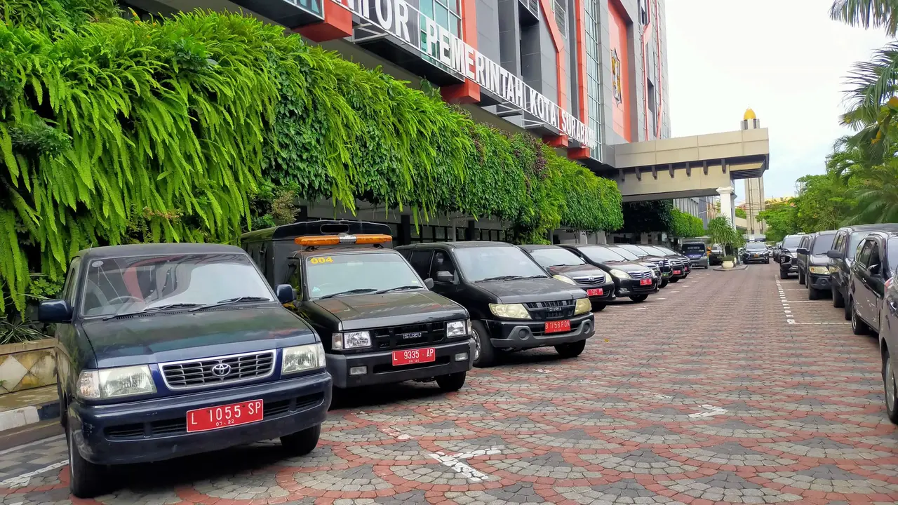 Mobil dinas ASN Surabaya dilarang dipakai mudik. (Dian Kurniawan/Liputan6.com).