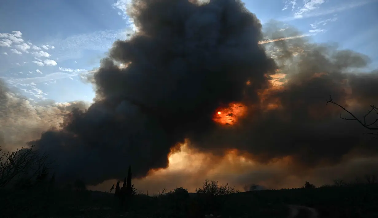 Ada lebih dari 1.800 petugas pemadam kebakaran diterjunkan untuk mengendalikan kebakaran hutan terbesar di Prancis musim panas ini. (Lionel BONAVENTURE/AFP)