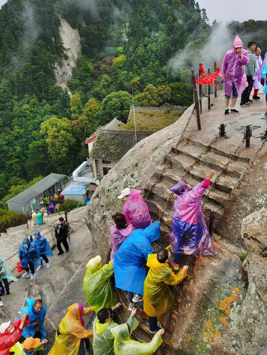 Para wisatawan mendaki Gunung Huashan di Kota Weinan, Provinsi Shaanxi, China barat laut, pada 20 September 2020. (Xinhua/Chu Guoqiang)