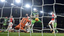 Pemain Swansea City, Ashley Williams  saat mencetak gol ke gawang Arsenal pada lanjutan Liga Inggris pekan ke-28 di Stadion Emirates, London, Kamis (3/3/2016) dini hari WIB. (Reuters / Dylan Martinez)