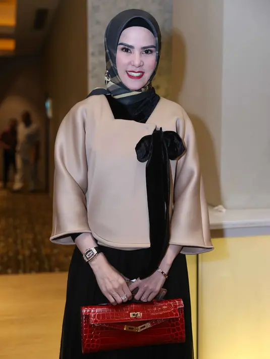 Anggel Lelga juga tidak mau bicara lebih jauh tentang sosok suaminya. (Nurwahyunan/Bintang.com)