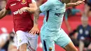 Bek Gimnastic, Omar (kiri) membayangi pergerakan pemain Barcelona, Lucas Digne pada laga persahabatan di Nou Estadi, Tarragona, (4/8/2017). (AFP/Jose Jordan)