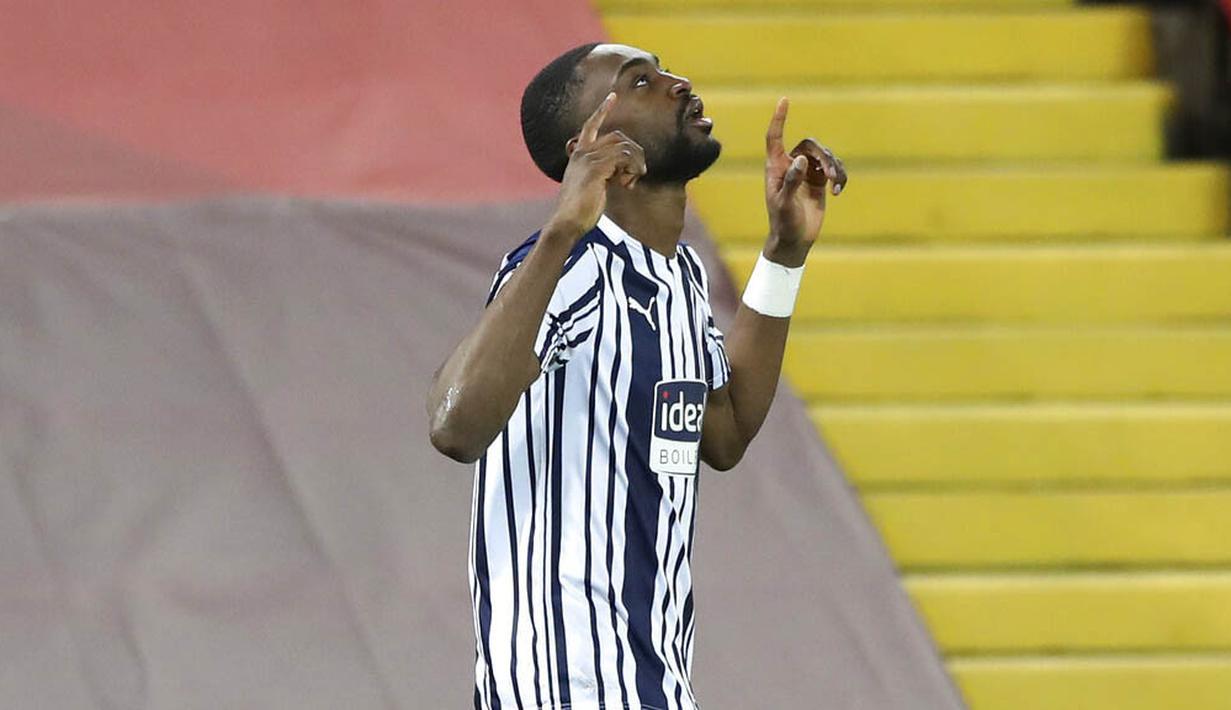 Pemain West Bromwich Albion, Semi Ajayi, melakukan selebrasi usai mencetak gol ke gawang Liverpool pada laga Liga Inggris di Stadion Anfield, Minggu (27/12/2020). Kedua tim bermain imbang 1-1. (Nick Potts/Pool via AP)