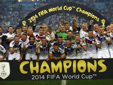 Pemain Timnas Jerman merayakan gelar juara Piala Dunia 2014 di Stadion Maracana, Rio de Janeiro, (14/7/2014). (REUTERS/Darren Staples)