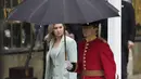 Ibu negara Ukraina Olena Zelenska dan Perdana Menteri Ukraina, Denys Shmyhal, tiba di Westminster Abbey menjelang penobatan Raja Charles III dan Permaisuri Camilla di London, Sabtu, 6 Mei 2023. (AP Photo/Kin Cheung)