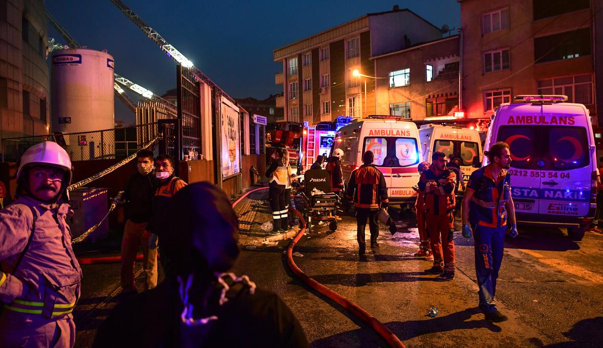 Petugas pemadam kebakaran dan tim medis mengevakuasi korban saat terjadi kebakaran di rumah sakit di distrik Gaziosmanpasa, Istanbul, Turki (5/4). Sebanyak 70 pasien dievakuasi dari peristiwa ini. (AFP/Ozan Kose)