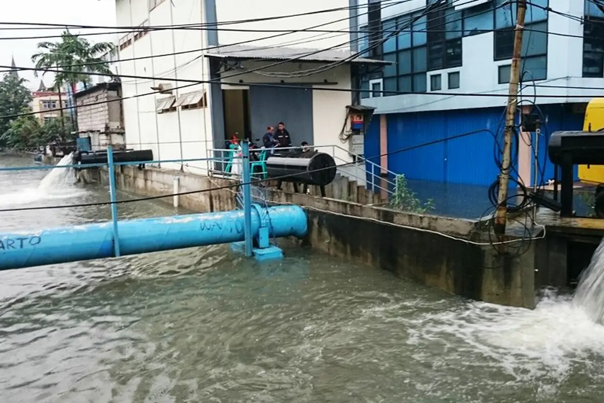 20160226-banjir-jakarta-kali sekretaris