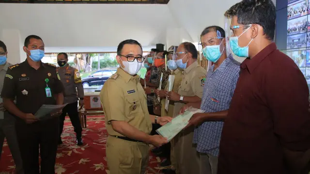 Bupati Anas Mulai Bagikan Sertifikat PTSL kepada 10 Ribu Warga Banyuwangi