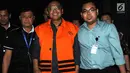Bupati Malang Rendra Kresna memakai rompi tahanan usai menjalani pemeriksaan di gedung KPK, Jakarta, Senin (15/10). Rendra Kresna resmi ditahan terkait dugaan suap gratifikasi proyek di Dinas Pendidikan di Kabupaten Malang. (merdeka.com/Dwi Narwoko)