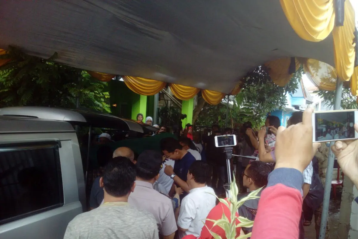Jenazah Dianti Dyah Ayu Cahyani Putri tiba di kediamannya (Liputan6.com/Yandhi Deslatama)
