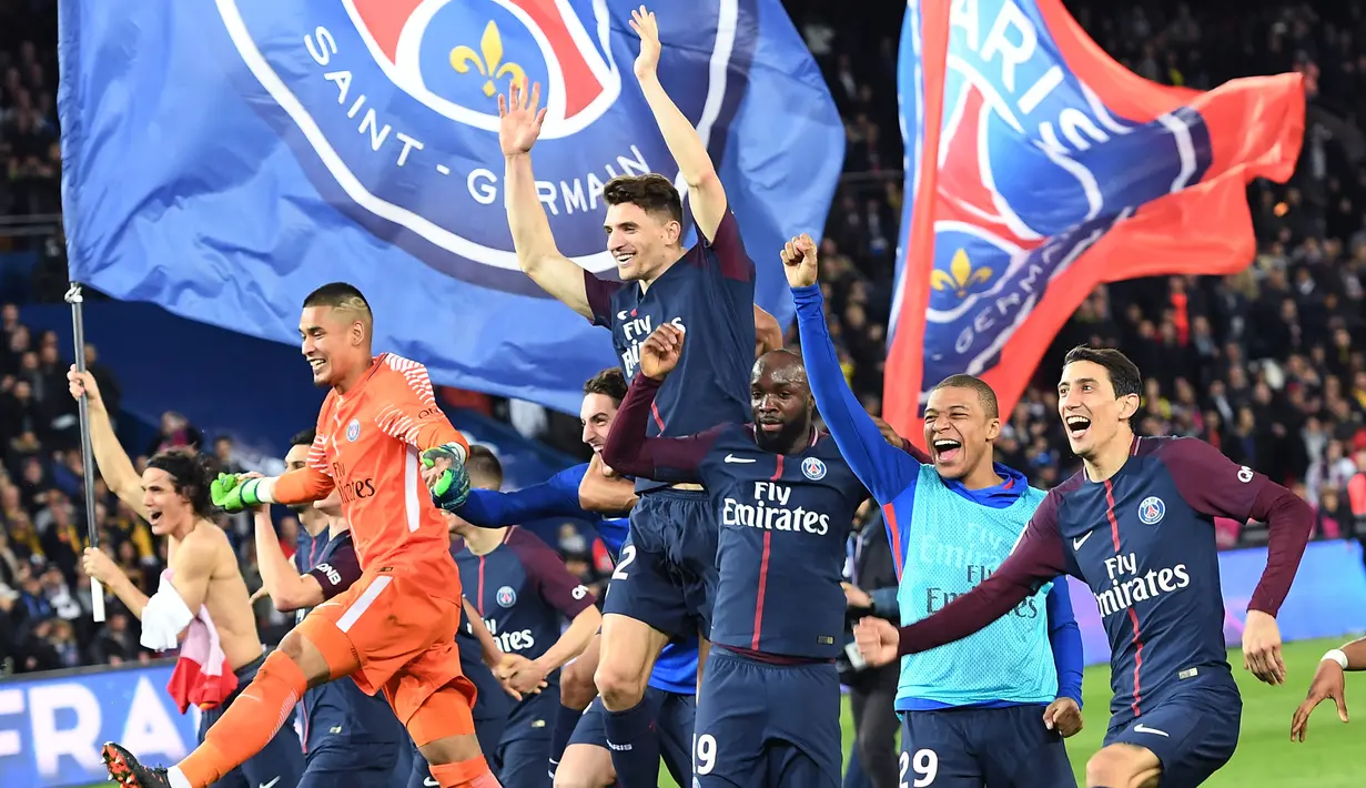 Para pemain PSG merayakan gelar juara Ligue 1 usai mengalahkan AS Monaco di Stadion Parc des Princes, Prancis, Minggu (15/4/2018). PSG menang 7-1 atas Monaco. (AFP/Christophe Archambault)