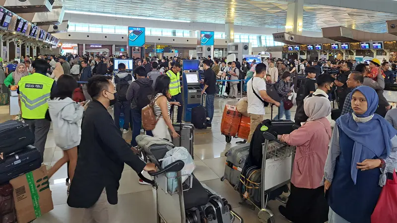 Jelang memasuki puncak arus balik Lebaran 2024, penumpang di Bandara Soekarno Hatta (Soetta)  tersebut mencapai lebih dari 150 ribu orang.