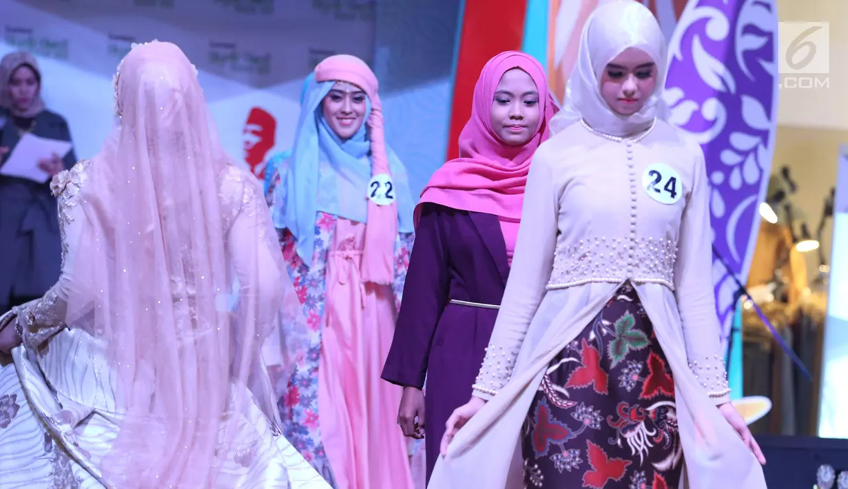 Gaya para peserta saat memeragakan busana pada acara Hijab Hunt 2018 di Jakarta, Minggu (6/5). Selain untuk menyambut Ramadan, acara ini juga untuk menggaungkan semangat kebinekaan kepada generasi muda. (Liputan6.com/Angga Yuniar)
