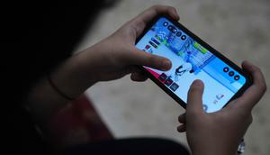 Aturan ini membatasi akses penggunaan platform digital berisiko tinggi untuk anak dibawah usia 16 tahun. Tampak dalam foto, Maura Munthe memainkan permainan daring (online game platform), Roblox, melalui smartphone di rumahnya, Jakarta, 14 Maret 2026. (AP Photo/Dita Alangkara)