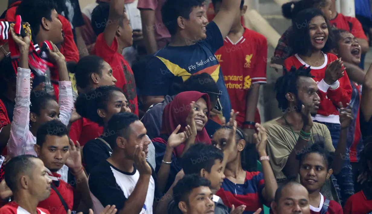 Suporter Persipura memberikan dukungan kepada Boaz dkk. saat melawan  PS TNI pada laga Torabika SC 2016 di Stadion Pakansari, Bogor, Minggu (19/6/2016). Persipura Menang 3-1. (Bola.com/Nicklas Hanoatubun)