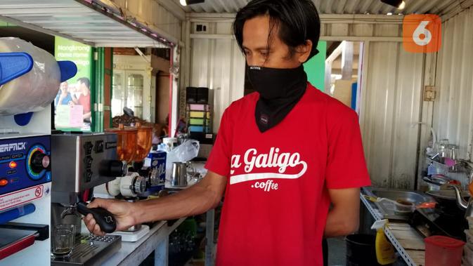 Tetap beroperasi saat penerapan PSBB di Kota Tarakan, kedai kopi berjuang agar karyawan bisa mendapatkan penghasilan. (foto: Siti Hardiani)
