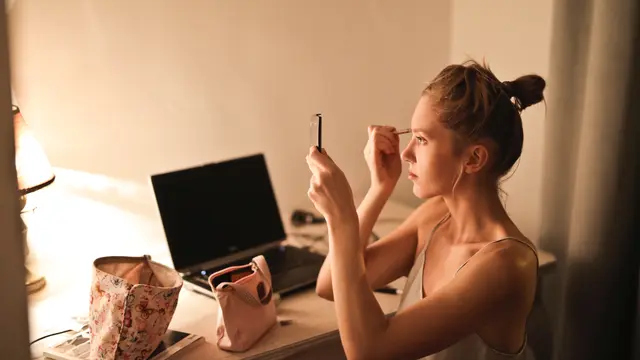 [Fimela] Mengenakan Makeup