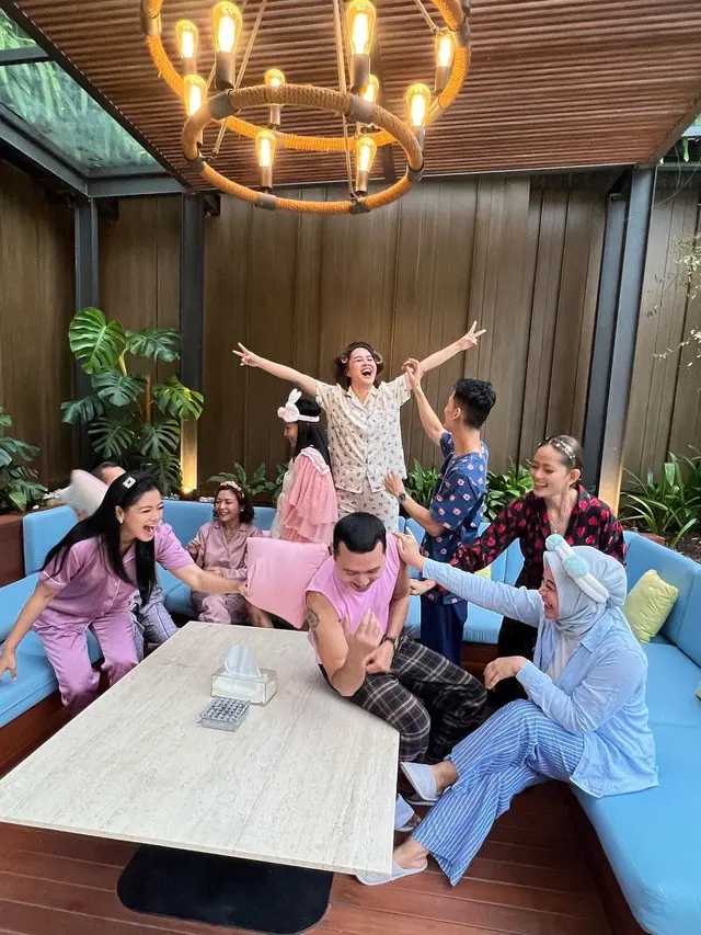 7 Momen Titi Kamal Rayakan Ulang Tahun dengan Tema Pajamas Party Bareng Sahabat