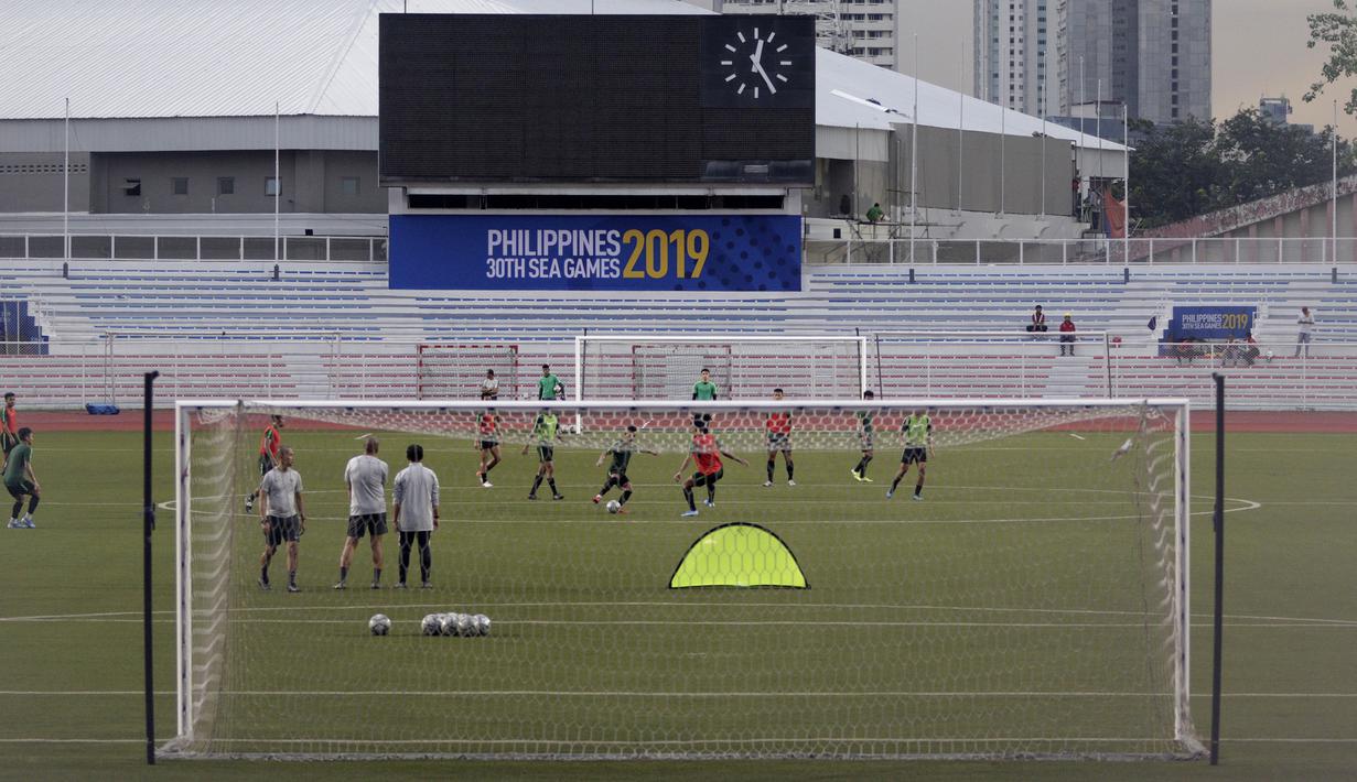 Para pemain Timnas Indonesia U-22 saat latihan di Stadion Rizal Memorial, Manila, Jumat (22/11). Latihan ini persiapan jelang laga SEA Games 2019. (Bola.com/M Iqbal Ichsan)