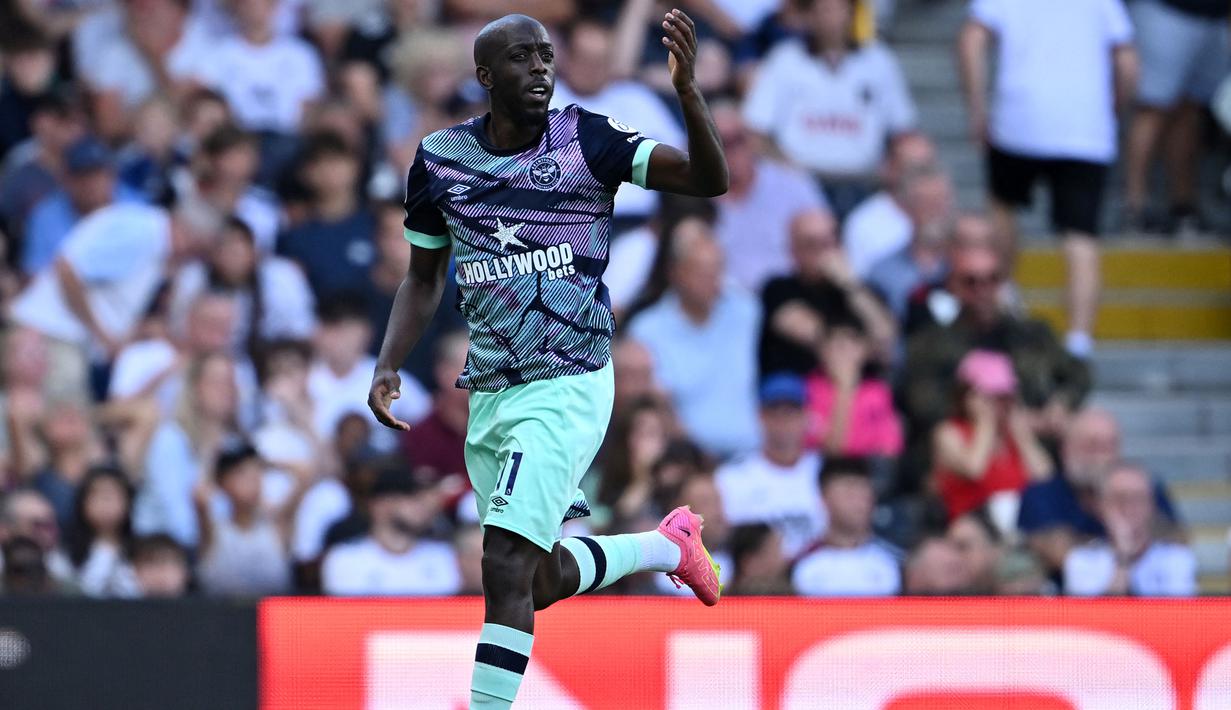 Sayap kiri Republik Demokratik Kongo yang membela Brentford, Yoane Wissa sukses mencetak satu gol saat timnya kalah 2-4 dari tuan rumah West Ham United (26/2/2024). Pemain yang didatangkan Brentford dari FC Lorient sejak awal musim 2021/2022 ini total telah bermain dalam 24 laga di semua kompetisi musim ini dengan torehan 5 gol dan 2 assist. (AFP/Justin Tallis)