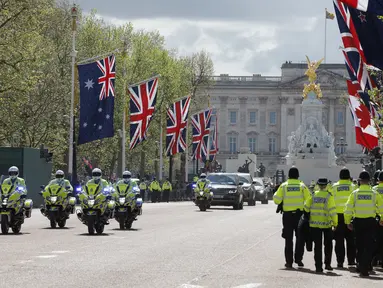 Petugas polisi terlihat di The Mall dekat Istana Buckingham menjelang akhir pekan penobatan Raja Charles III dan Ratu Camilla  di pusat kota London, Jumat (5/5/2023). (Photo by Odd ANDERSEN / AFP)