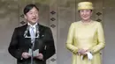 Kaisar Jepang Naruhito didampingi Permaisuri Masako berpidato dihadapan simpatisan dalam penampilan perdananya ke publik di Istana Kekaisaran di Tokyo, Jepang (4/5/2019). Dalam pidatonya, Kaisar Naruhito meminta semua pihak bekerja sama untuk menciptakan perdamaian dunia. (AP Photo/Eugene Hoshiko)