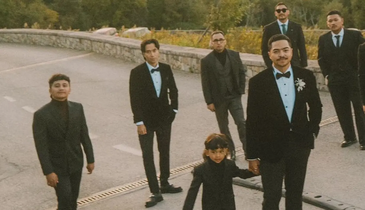 Sementara itu, Vidi Aldiano tampil serba hitam sama dengan para tamu pria yang lain. Vidi tampil dengan jas dan celana panjang hitam. [@vidialdiano]