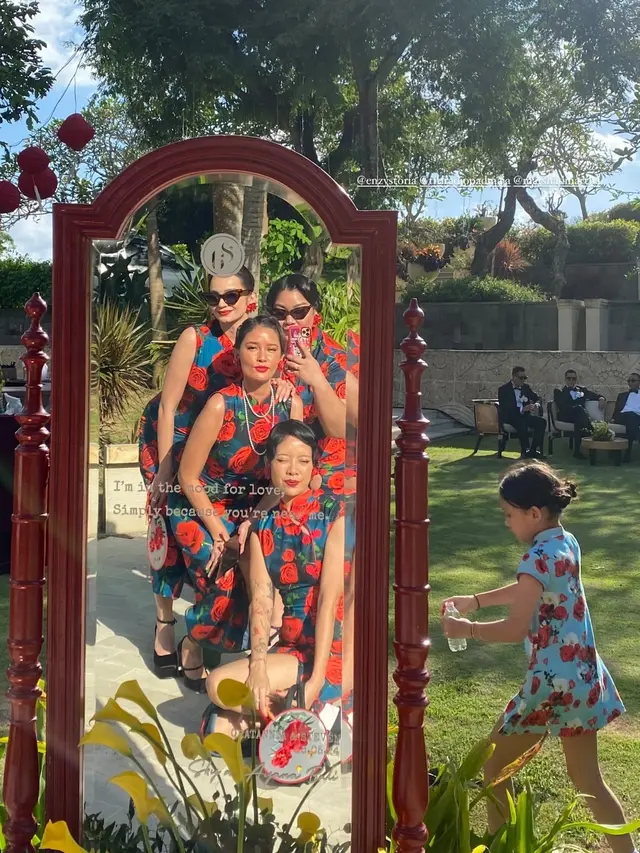 7 Potret Menawan Enzy Storia Pakai Cheongsam, Jadi Bridesmaid untuk Sahabat