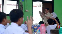Kedatangan Presiden Prabowo Subianto untuk meninjau langsung pelaksanaan program Makan Bergizi Gratis (MBG). (Foto: Handout/Istana Kepresidenan Indonesia/AFP)
