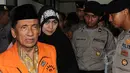 Fuad Amin Imron didampingi istri mudanya berjalan usai menjalani sidang di Pengadilan Tipikor, Jakarta, Rabu (13/5/2015). Fuad terlibat kasus dugaan suap jual beli pasokan gas alam di Gresik dan Gili Timur, Bangkalan. (Liputan6.com/Helmi Afandi)