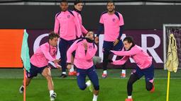 Latihan ini jelang laga pekan ke-5 Liga Champions 2024/2025 di Stadion epet ARENA melawan Sparta Praha. (Michal Cizek/AFP)