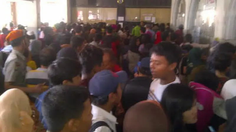 Calon penumpang berjubel di Stasiun Rangkasbitung