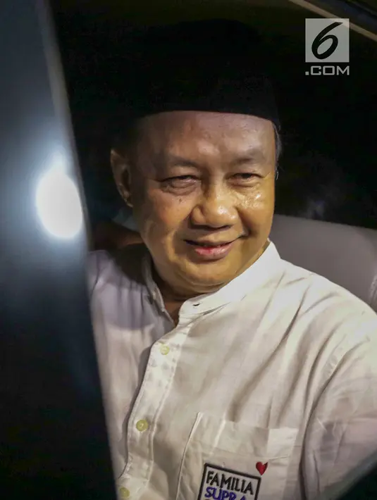 Mantan Kepala BPPN, Syafruddin Arsyad Temenggung tersenyum sesaat jelang meninggalkan Rutan KPK, Jakarta, Selasa (7/9/2019). Sebelumnya, Majelis Hakim Pengadilan Tipikor Jakarta menjatuhi vonis 13 tahun penjara dan denda Rp700 juta. (Liputan6.com/Helmi Fithriansyah)