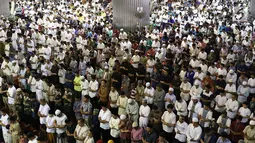 Umat muslim melaksanakan ibadah salat jumat di Masjid Istiqlal, Jakarta, Jumat (15/6). Salat Jumat di Hari Raya Idul Fitri itu diikuti ribuan umat yang memadati ikon mesjid di Ibukota tersebut. (Liputan6.com/Immanuel Antonius)