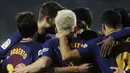 Para pemain Barcelona merayakan gol yang dicetak Ivan Rakitic ke gawang Real Betis pada laga La Liga Spanyol di Stadion Benito Vilamarin, Sevilla, Minggu (21/1/2018). Betis kalah 0-5 dari Barcelona. (AFP/Cristina Quicler)