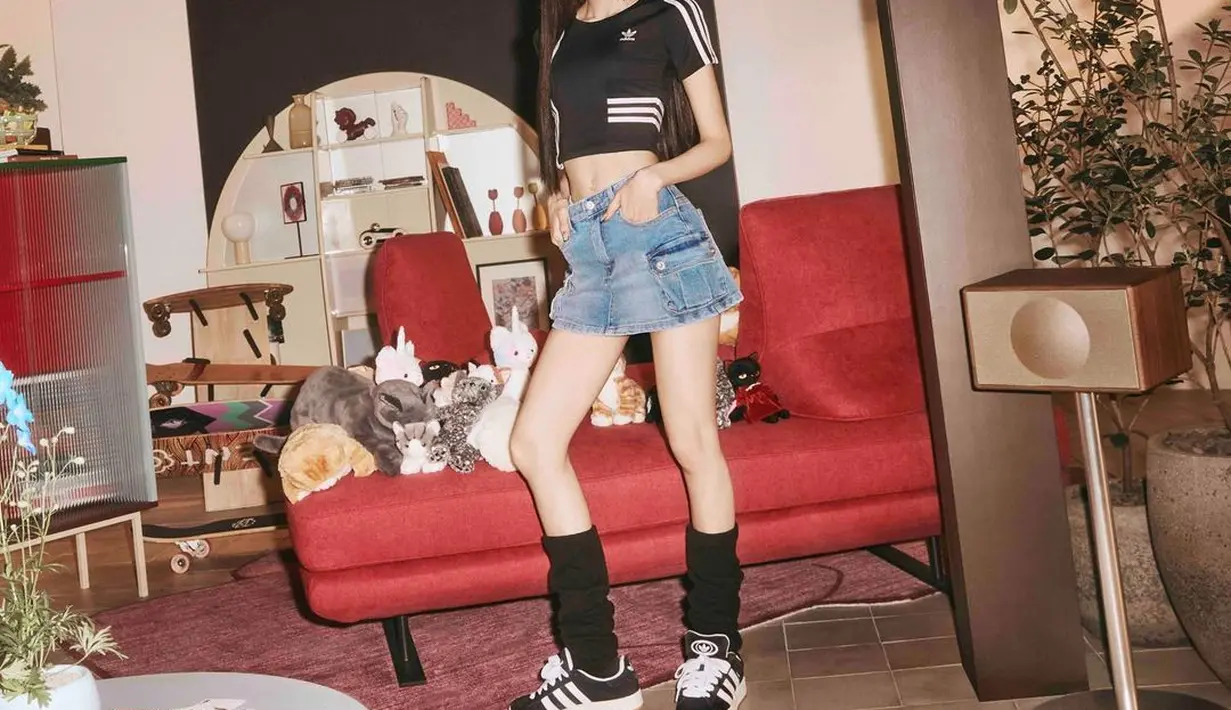 Gaya chic Lisa BLACKPINK pakai cropped tee hitam dengan mini denim skirt, kaus kaki hitam yang tinggi, dan sneakers yang serasi. [Foto: Instagram/lalalalisa_m]
