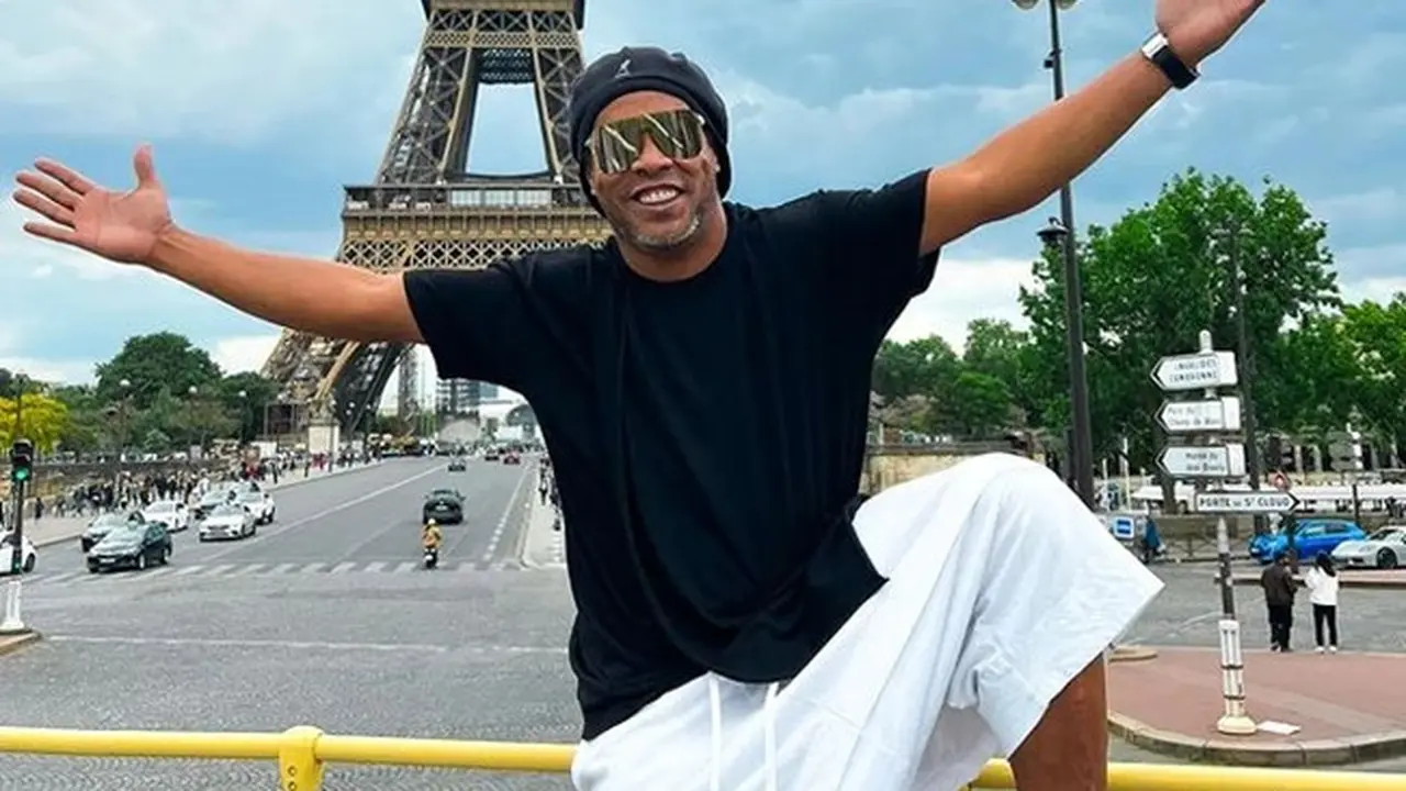 Berikan Kejutan buat Fans Indonesia, Joget Ronaldinho Bikin Geger Netizen