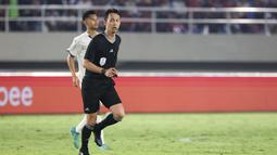 Wasit berusia 32 tahun ini bisa dibilang masih minim pengalaman memimpin laga internasional. Bahkan, berdasarkan catatan Soccerway dan Transfermarkt, laga Indonesia vs Filipina adalah debut internasional Takasaki pada level senior. (Bola.com/Abdul Aziz)