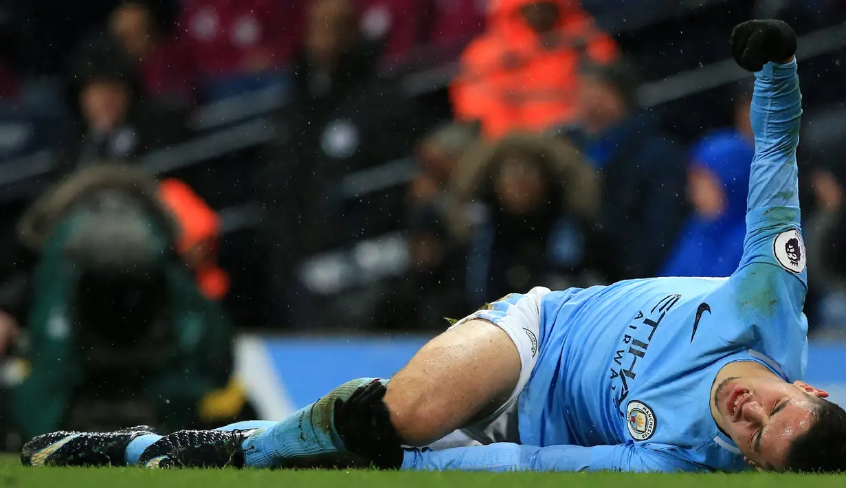 Gelandang Manchester City, Brahim Diaz mengalami cedera saat menjamu West Bromwich Albion pada laga pekan ke-25 Premier League di Etihad Stadium, Kamis (1/2). City menang telak dalam laga yang berakhir dengan skor 3-0. (Oli SCARFF/AFP)