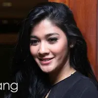 Ingin memiliki wajah cantik terbebas dari berbagai macam masalah kulit? Contek rahasia cantik Naysila Mirdad yuk.
